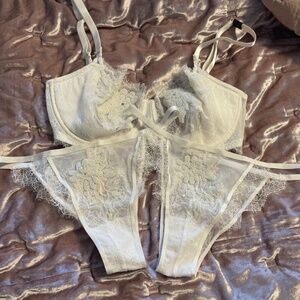 New Victorias Secret 34DDD Embellished Bra & 2 Panties Retail $110 Bride